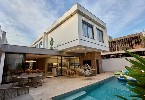 Área externa com piscina e espaço de lazer