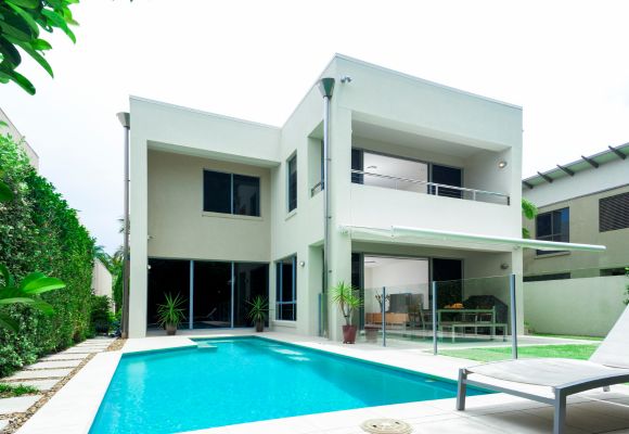 Residência minimalista com piscina